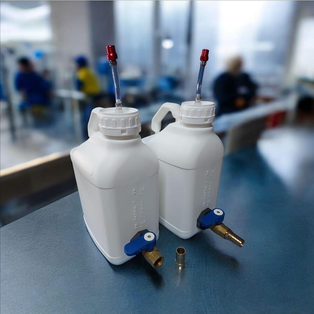 מיכלים לראקטור פריקה 5 ליטר כפול 2 עם ברז חצי נקבה ונשם ללא מגע יד אדם המחיר ל 2 מיכלים קמפינג לייף