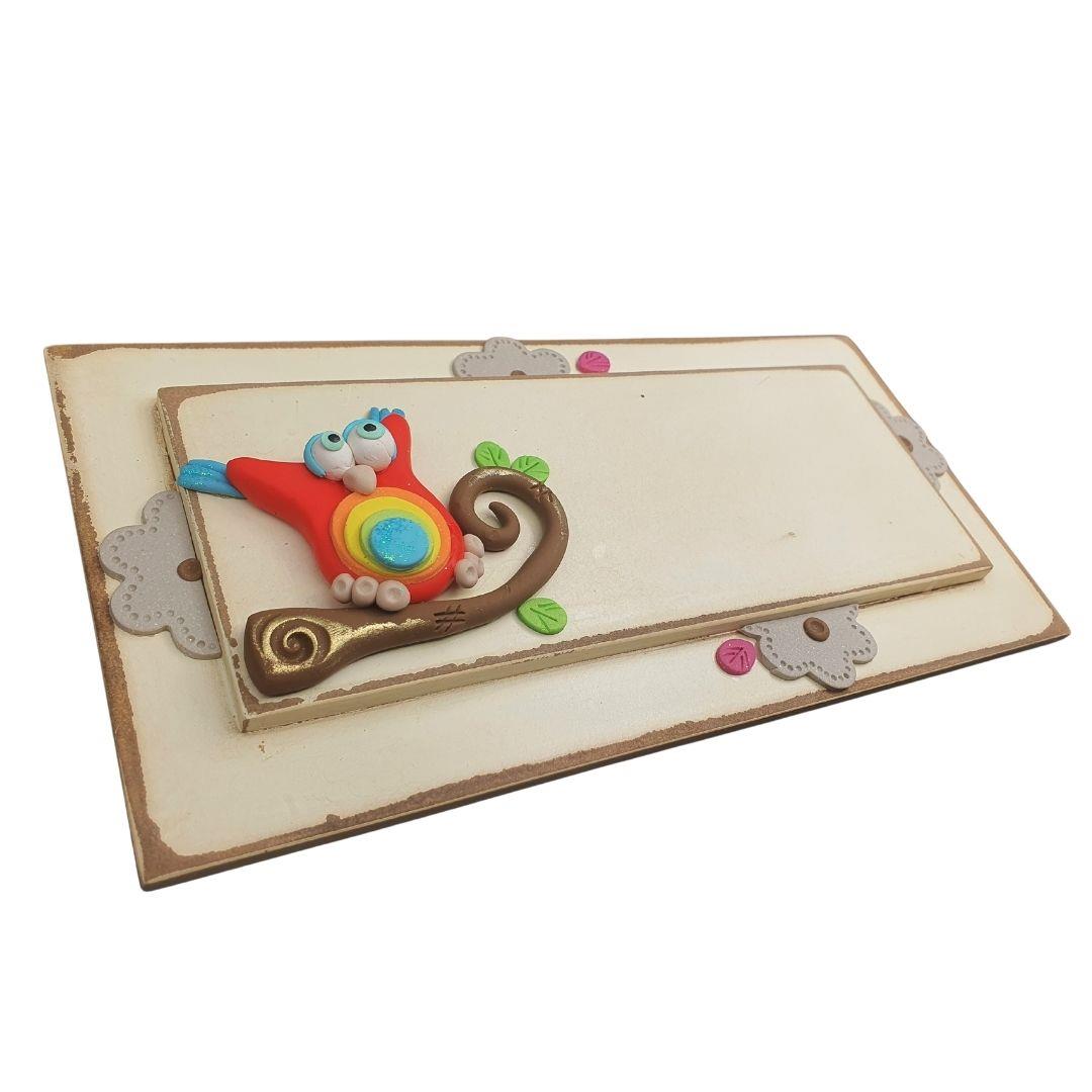 תקריב על עבודת היד האומנותית של גיתוש עיצובים בשלטי עץ.