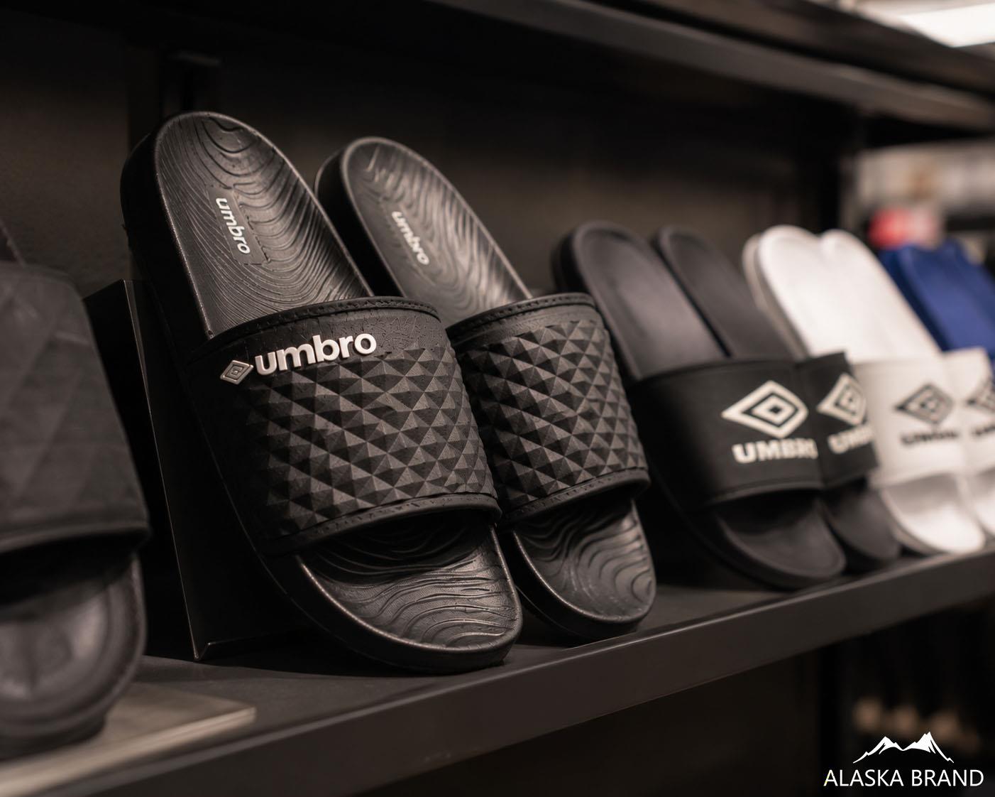 כפכפי מותג יומברו UMBRO - שחור לגבר