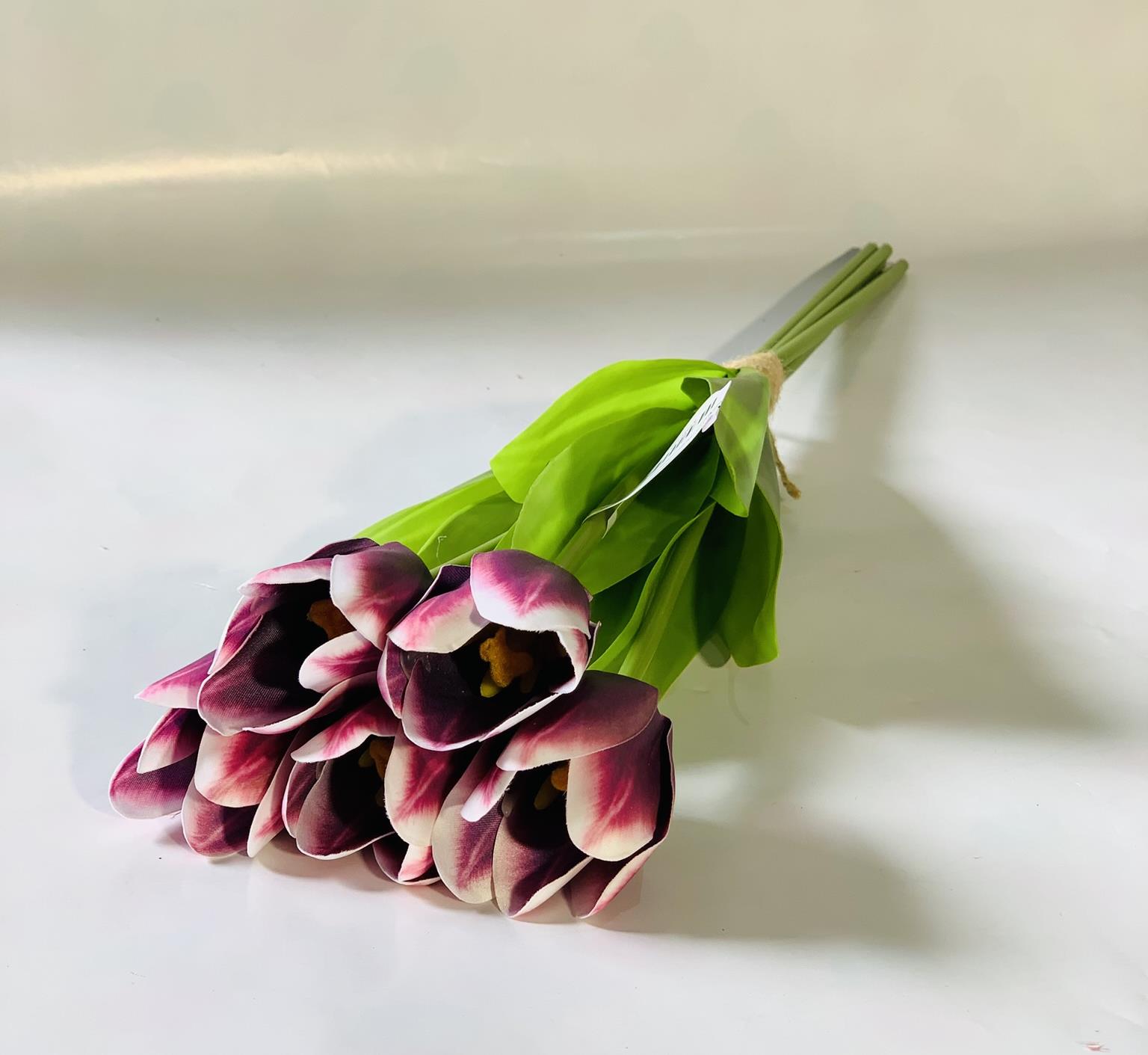 שושנים עם עלים ורוד פוקסיה