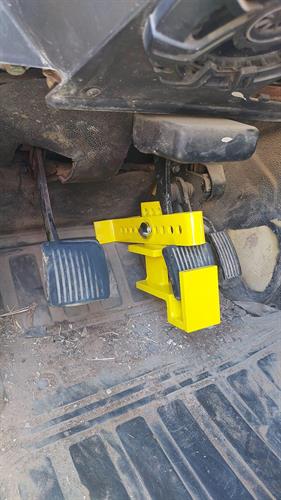 מנעול דוושה דיפנדר גיפ נועל דוושת ברקס גז וקלאץ עם מנעול משוריין 12 ממ קמפינג לייף