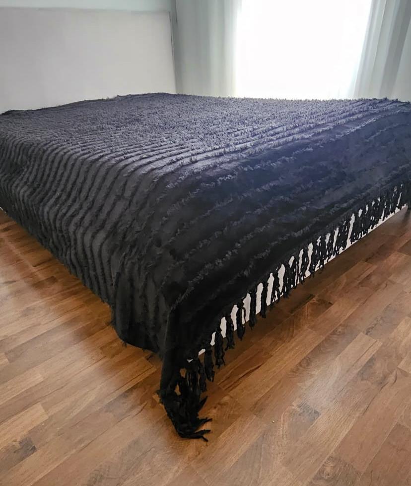 כיסוי למיטה \ שמיכת פינוק קטיפתית עם פרנזים דגם - עומר שחור