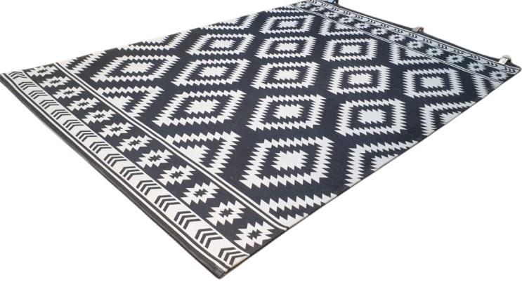 שטיחים מודפסים- מעוינים שחור לבן