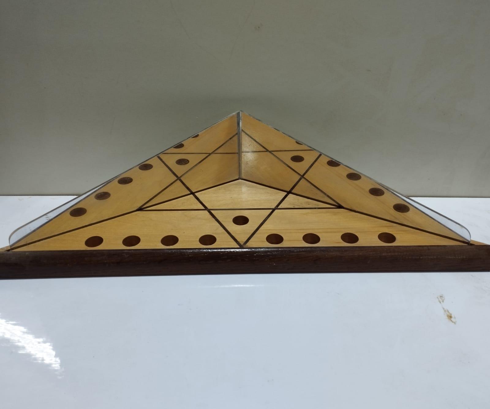 חנוכיית האנוסים מעץ מייפל חנוכיית האנוסים מעץ מייפל