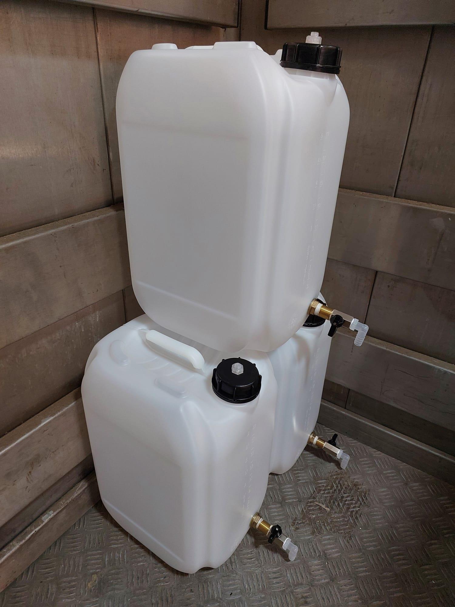 מיכל מים עם ברז 20 ליטר עם פייה למילוי בקבוקים כולל נשם אוטומטי חד כיווני ללא מגע יד אדם קמפינג לייף מיכל מים עם ברז 20 ליטר עם פייה למילוי בקבוקים כולל נשם אוטומטי חד כיווני ללא מגע יד אדם קמפינג לייף