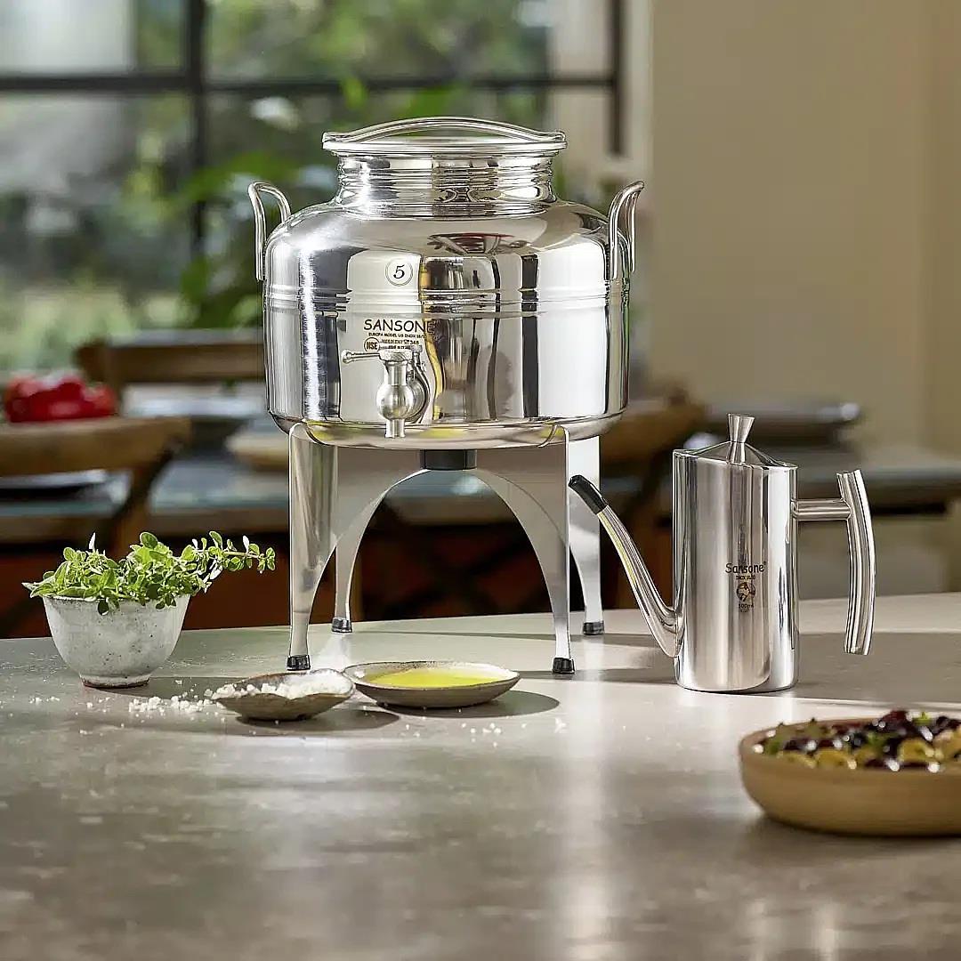 מיכל נירוסטה  5 ליטר  עם  מעמד וברז מזיגה  +כד 500 מ"ל לשמן זית