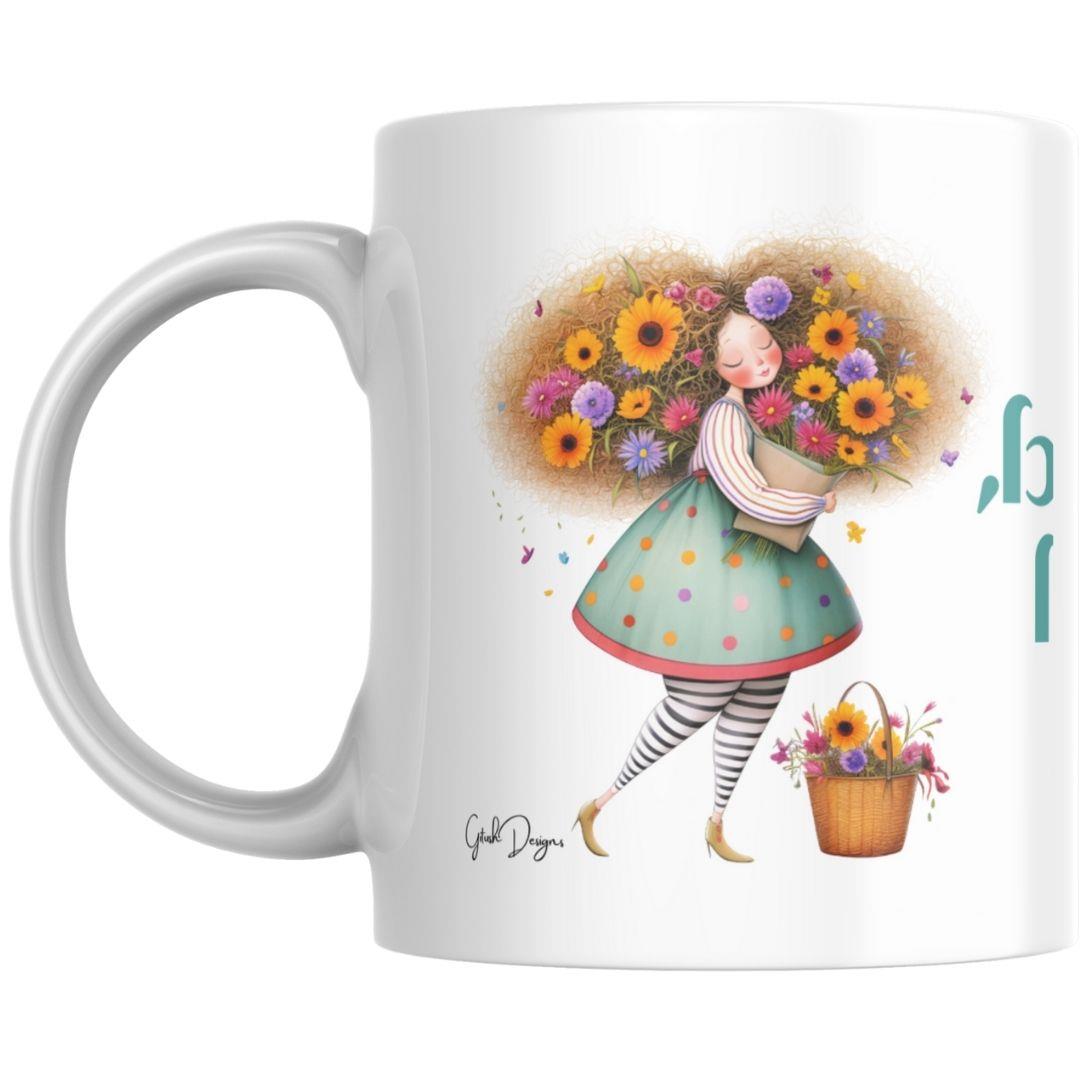 איור מקורי של אישה בשמלה ירוקה מנוקדת נושאת זר חמניות ענק על ספל לבן, בעיצוב גיתוש עיצובים. איור מקורי של אישה בשמלה ירוקה מנוקדת נושאת זר חמניות ענק על ספל לבן, בעיצוב גיתוש עיצובים.