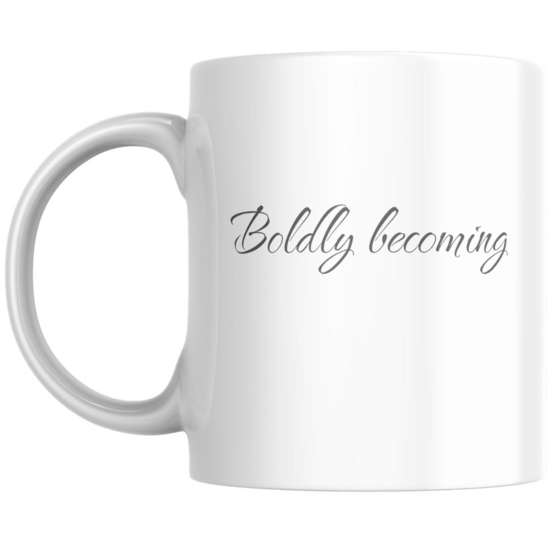 תקריב טקסט השראה באנגלית Boldly becoming מודפס על ספל לבן