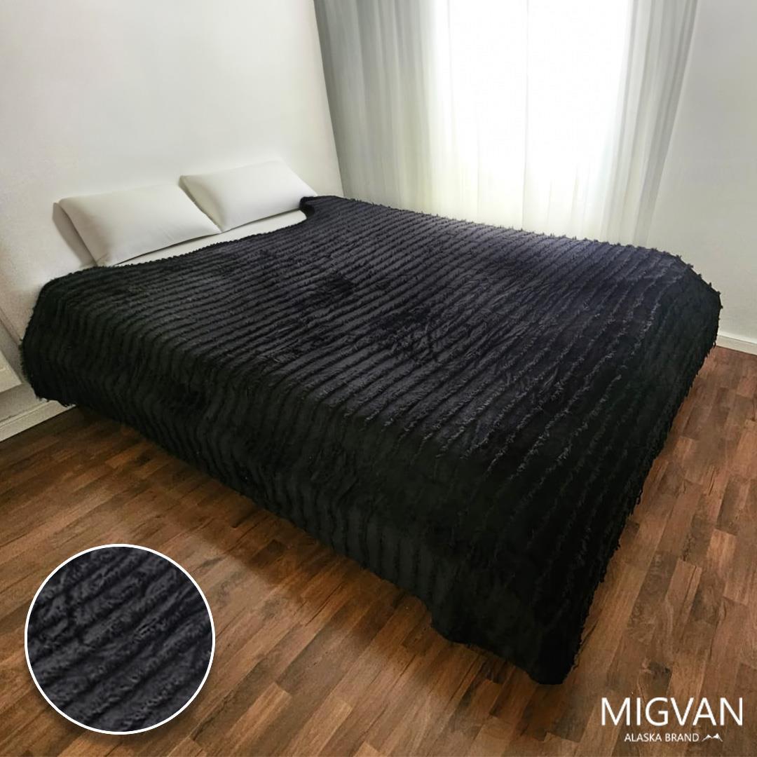 כיסוי למיטה \ שמיכת פינוק קטיפתית עם פרנזים דגם - עומר שחור