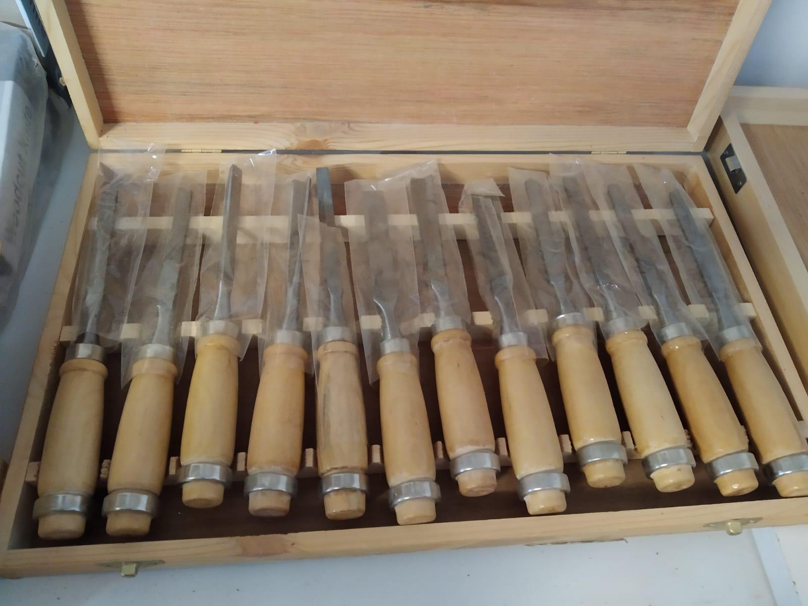 סט של 12 מפסלות לגילוף סט של 12 מפסלות לגילוף