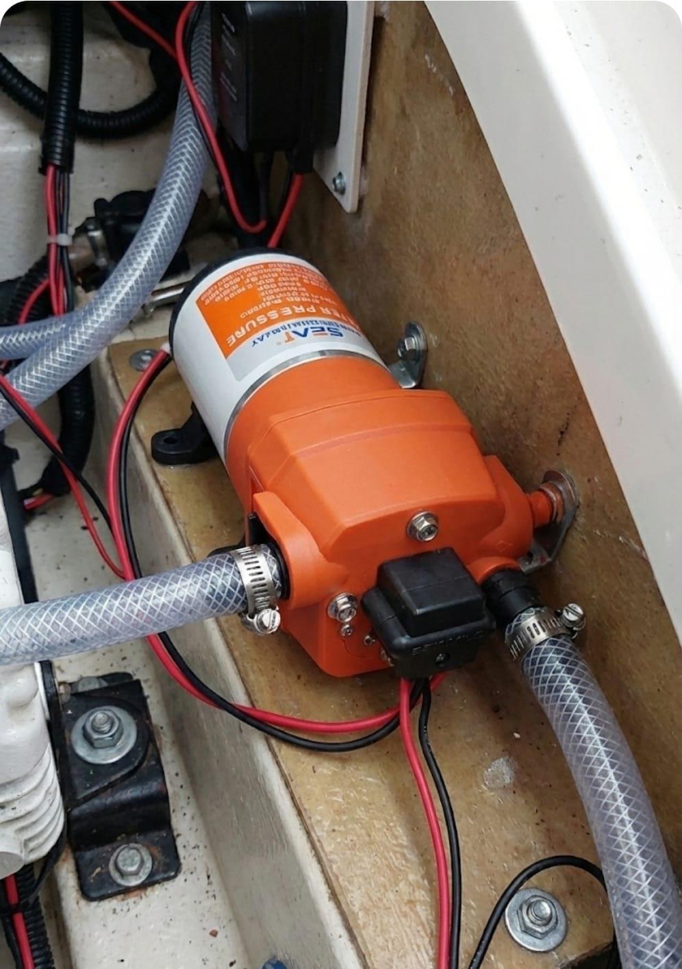 משאבת מים 24 וולט 12.5 ליטר לדקה SEAFLO לחץ 2.4 בר 35 PSI קמפינג לייף