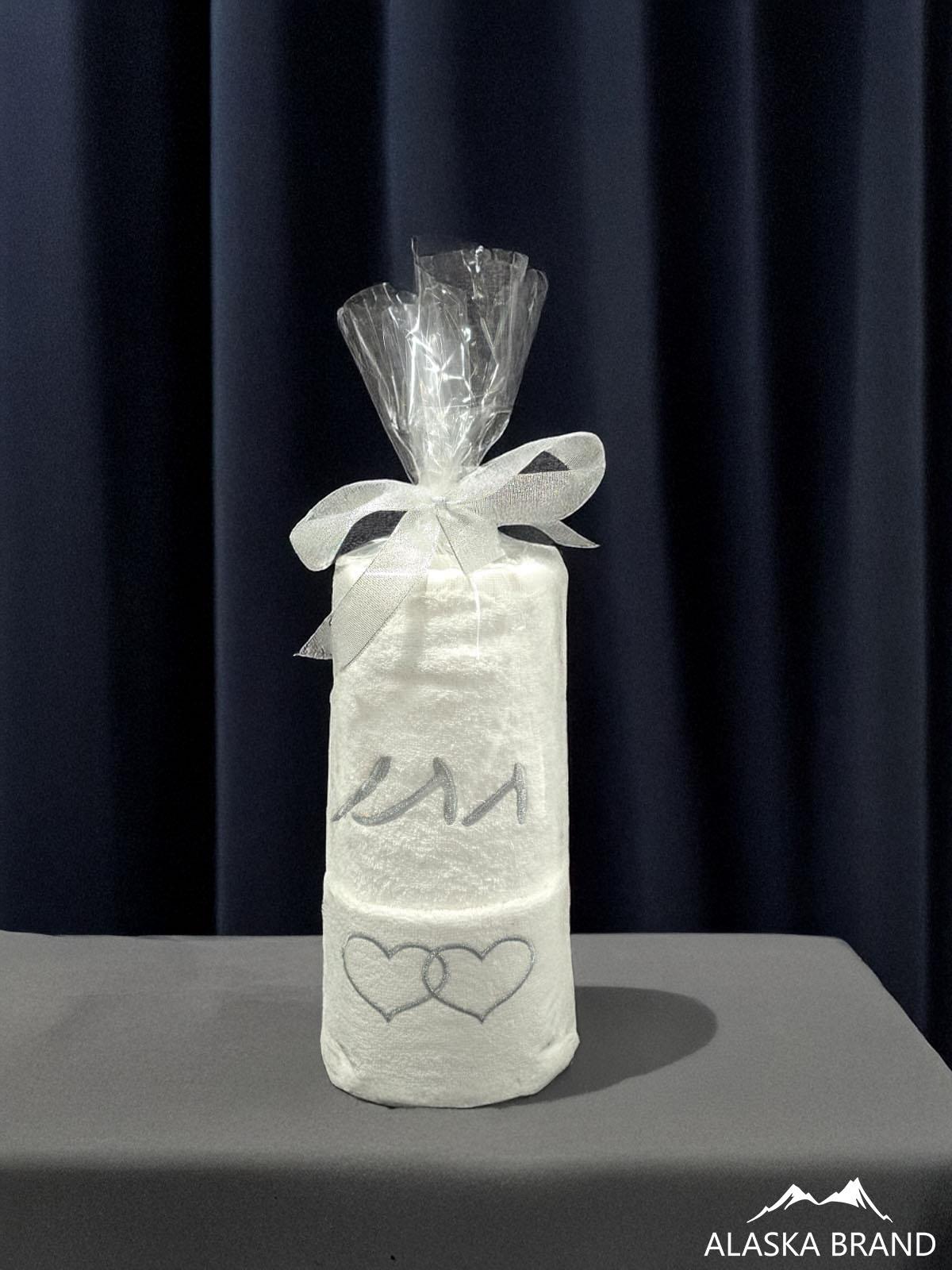 מארז זוג מגבות בצורת עוגה עם רקמה אישית לחתן