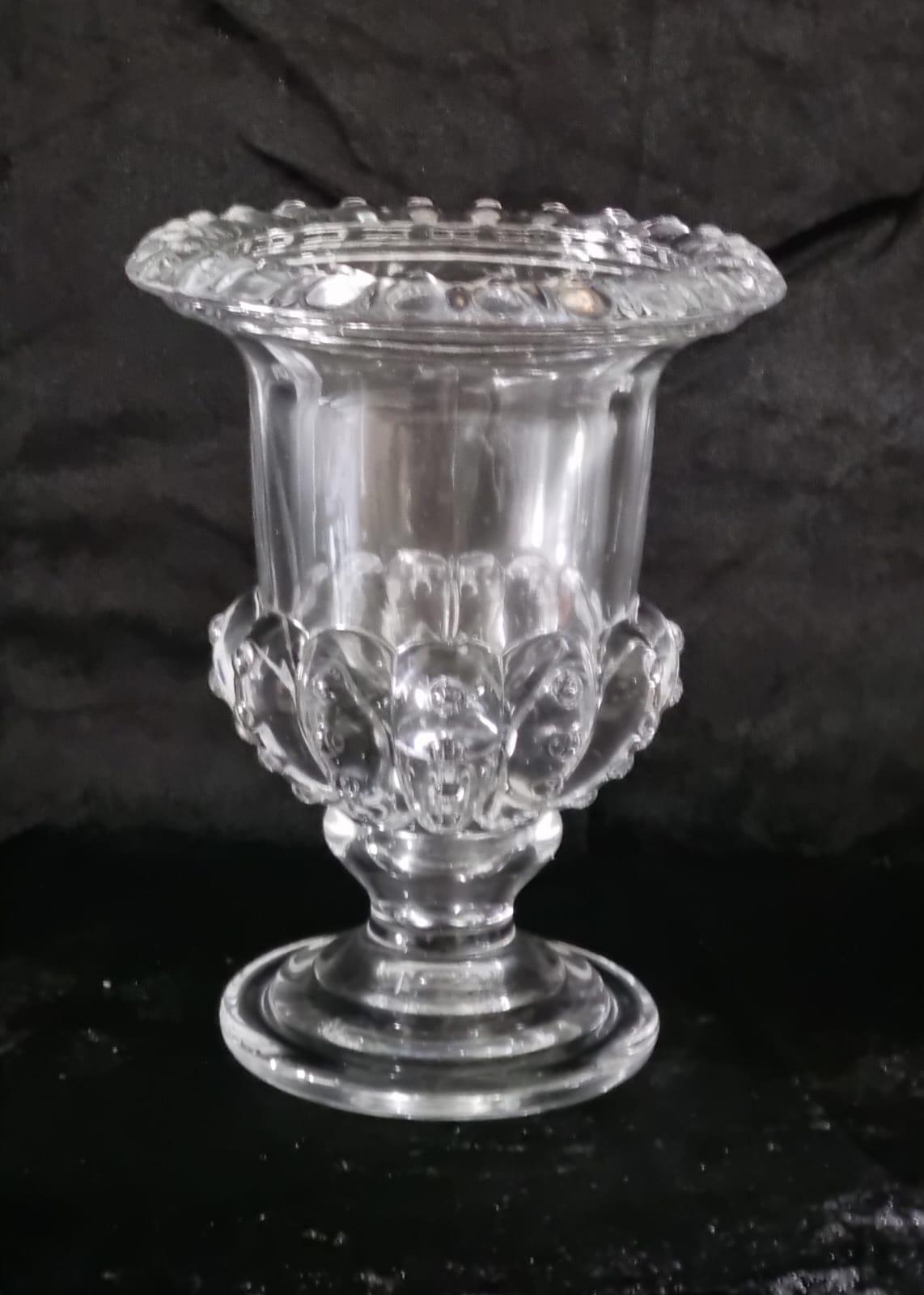 אגרטל זכוכית על רגל וינטיז'