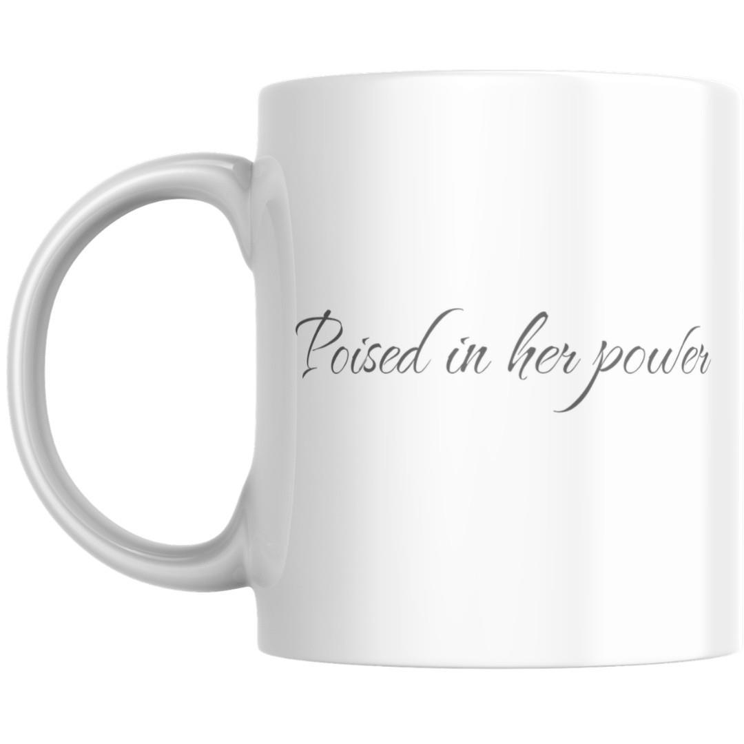 ספל קרמיקה לבן עם איור נשי אמנותי והמשפט Poised in her power