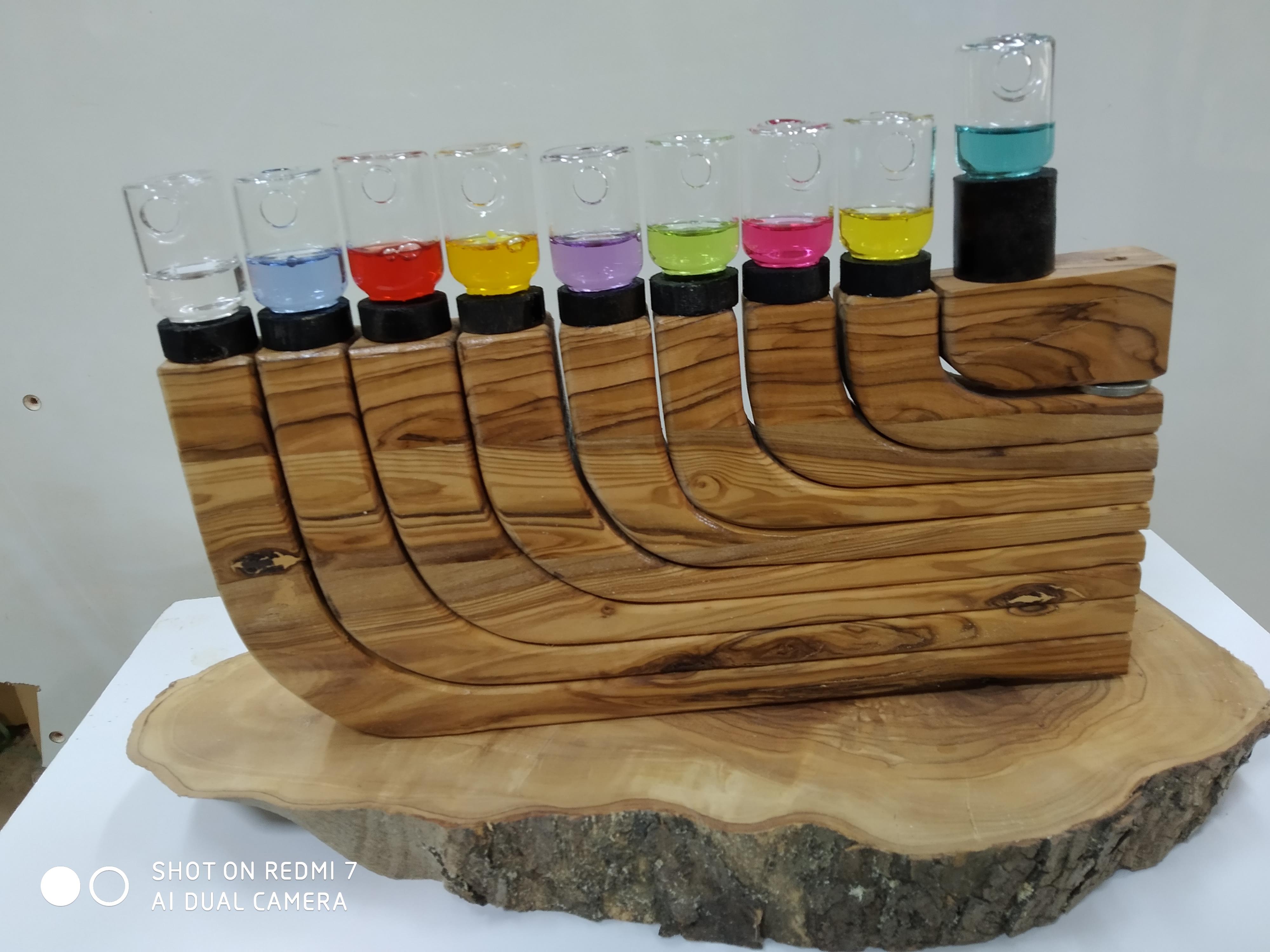 חנוכית מניפה מעץ זית עם שמן צבעוני חנוכית מניפה מעץ זית עם שמן צבעוני