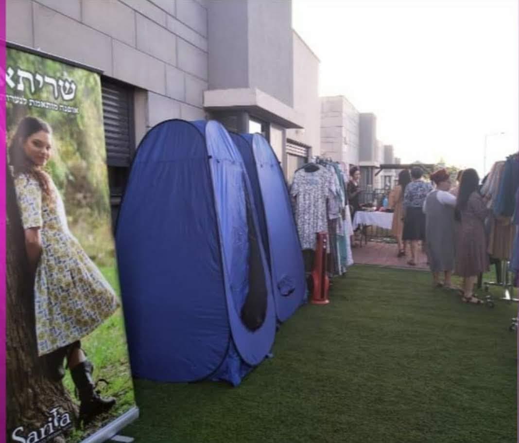 תא הלבשה לארועים הפקות ותצוגות אירועי בוטיק ובזארים איכותיים צבע כחול קמפינג לייף