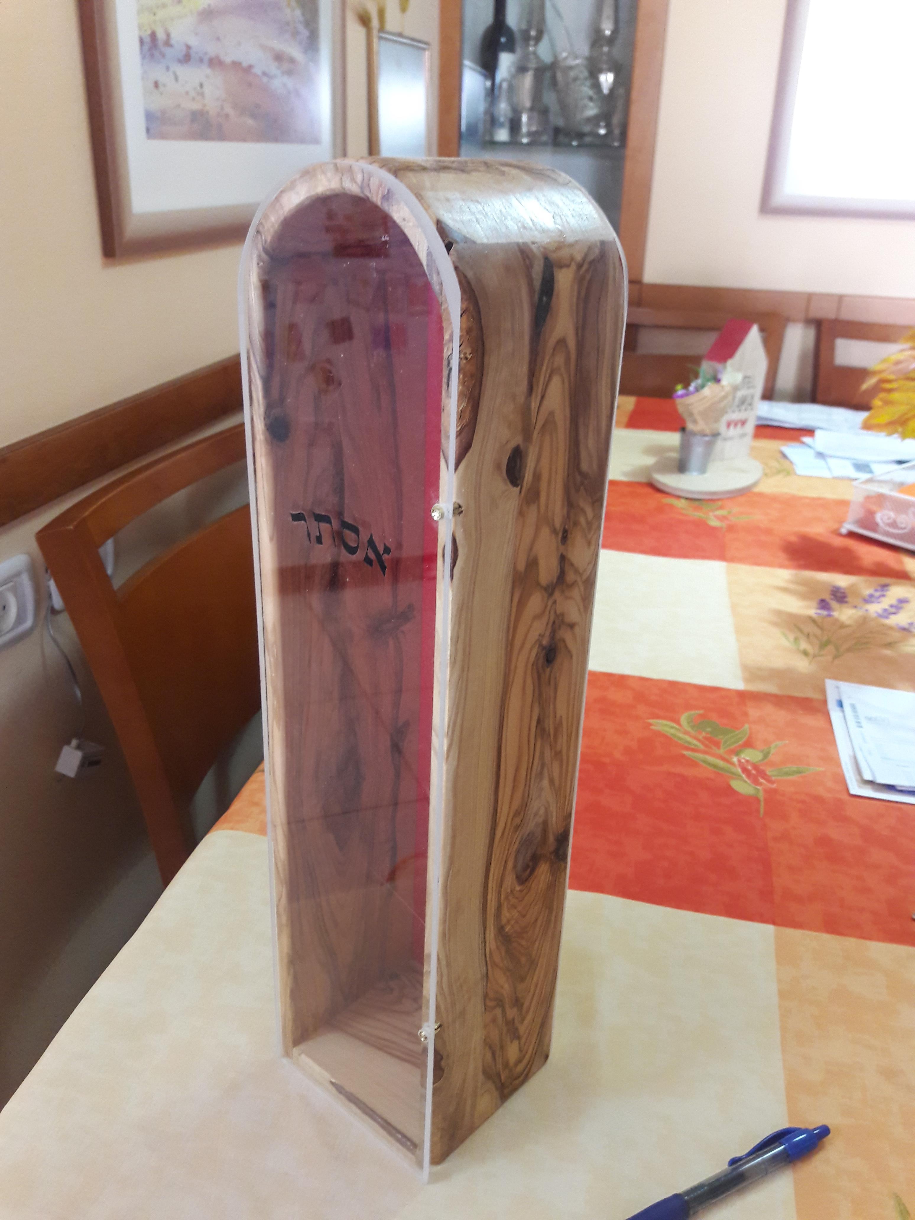 בית למגילת אסתר מעץ זית עם דלת שקופה בית למגילת אסתר מעץ זית עם דלת שקופה