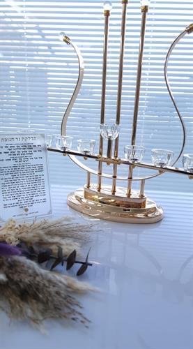 חנוכיית "אור הזהב" מתכת "נבל" עם ראשי קריסטל גימור זהב 46 ס"מ חנוכיית "אור הזהב" מתכת "נבל" עם ראשי קריסטל גימור זהב 46 ס"מ