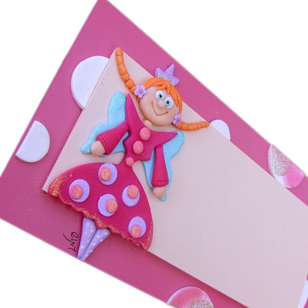 תקריב על עבודת הפיסול בחימר פולימרי של הפיה בשלט עץ מעוצב מבית גיתוש.