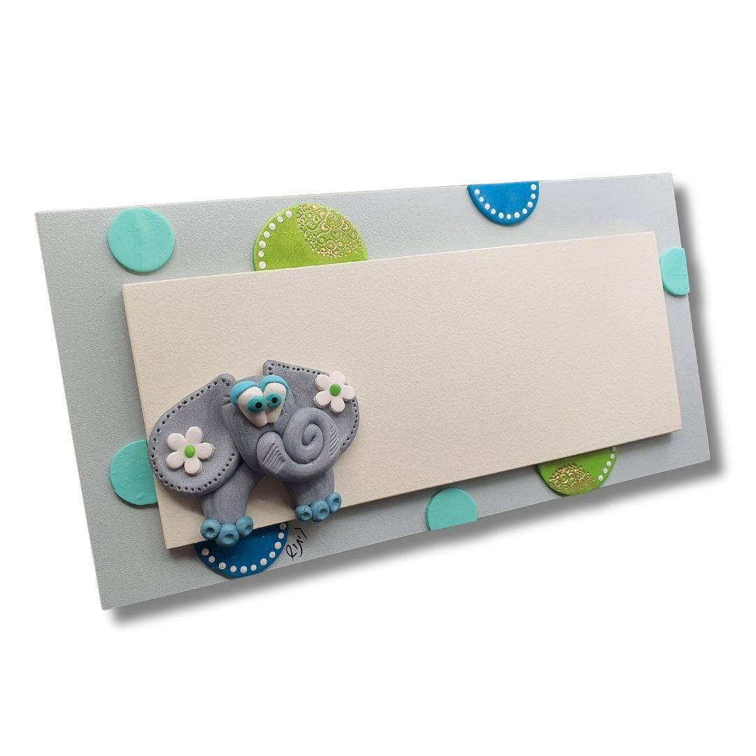 תקריב על עבודת יד בחימר פולימרי בשלט דלת מעוצב של גיתוש עיצובים. תקריב על עבודת יד בחימר פולימרי בשלט דלת מעוצב של גיתוש עיצובים.