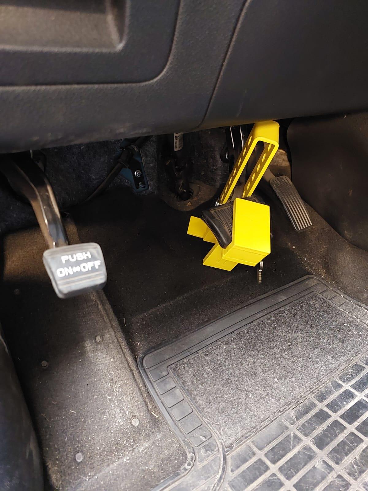 מנעול ברקס לדוושה קייה נירו NIRO KIA נועל דוושת ברקס עם מנעול משוריין 12 ממ קמפינג לייף מנעול ברקס לדוושה קייה נירו NIRO KIA נועל דוושת ברקס עם מנעול משוריין 12 ממ קמפינג לייף