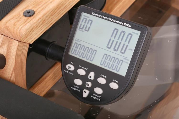 דגם Natural, כמו כל מכשירי WaterRower כולל צג ההפעלה דיגיטלי LCD דגם S4 לצפייה בנתונים בזמן אימון החתירה.