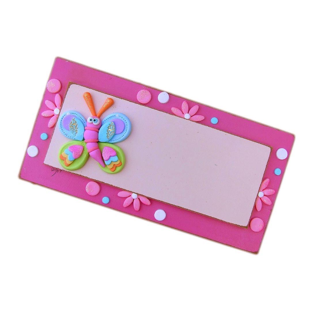 תקריב על עבודת הפיסול האומנותית של כנפי פרפר ורוד מבית גיתוש עיצובים.