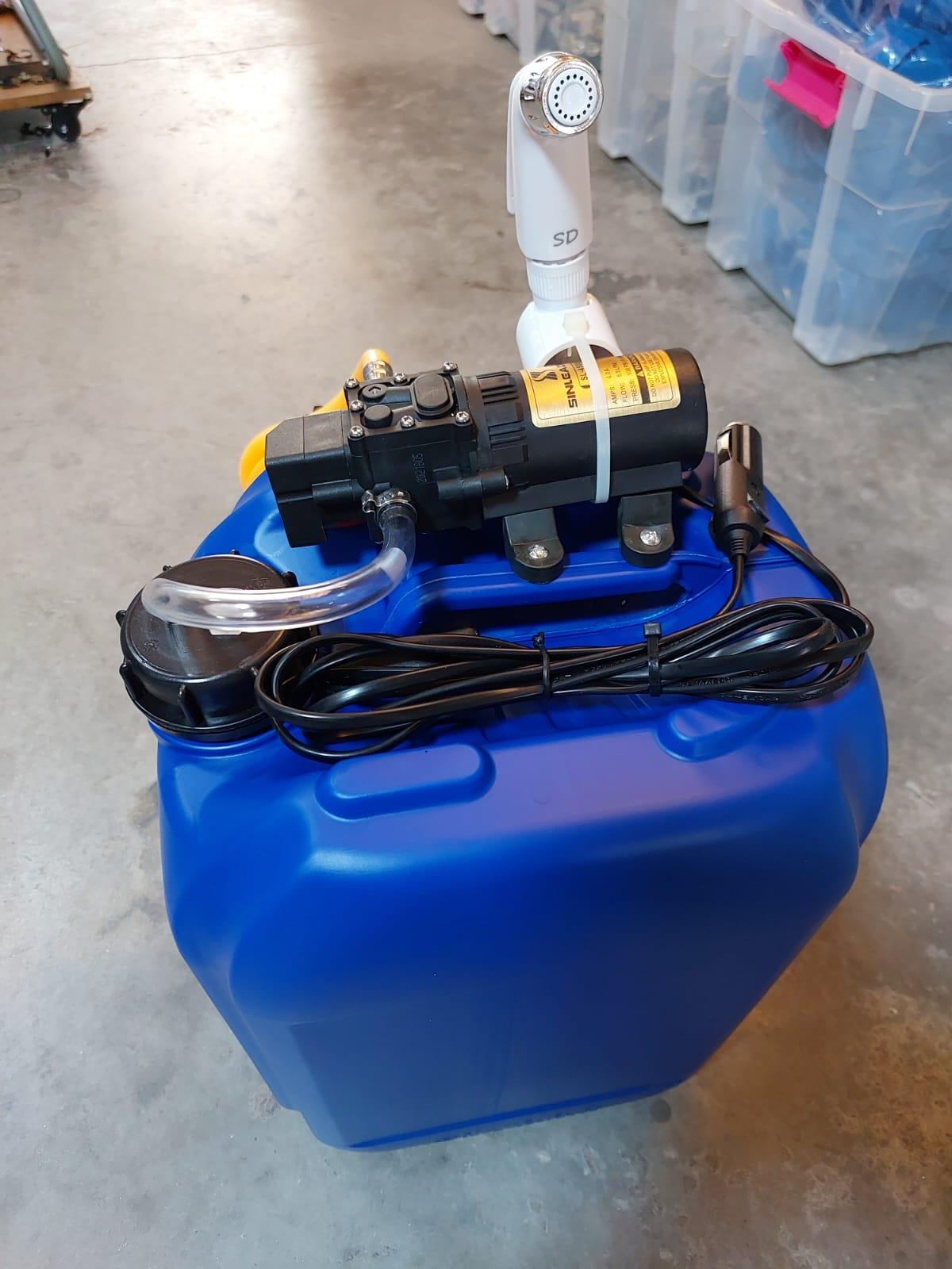 מערכת שטיפה להיגיינה לנשים וגברים מקלחת שטח חשמלית 12 וולט עם מיכל מים 20 ליטר קמפינג לייף מערכת שטיפה להיגיינה לנשים וגברים מקלחת שטח חשמלית 12 וולט עם מיכל מים 20 ליטר קמפינג לייף