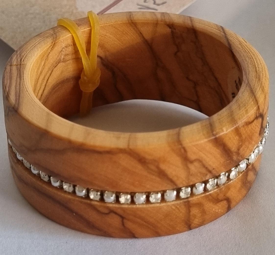 חבק לטלית חרוט מעץ זית עם עיטור חבק לטלית חרוט מעץ זית עם עיטור