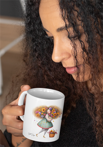 בחורה מתולתלת נהנית מספל קפה מעוצב עם חמניות, מתנה מעצימה ומלאת סטייל לאישה. בחורה מתולתלת נהנית מספל קפה מעוצב עם חמניות, מתנה מעצימה ומלאת סטייל לאישה.