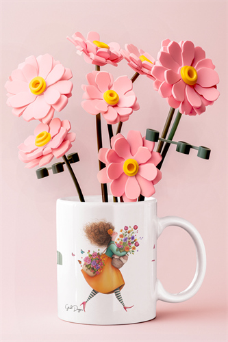 ספל העצמה נשית בעיצוב אישי כעציץ עם פרחים ורודים, מתנה דקורטיבית למשרד עם איור אישה ופרחים.