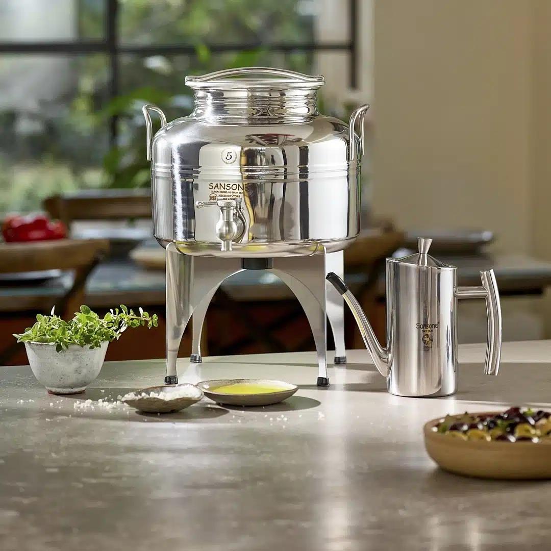 מיכל נירוסטה  3 ליטר  עם  מעמד+ברז מזיגה  +כד 750 מ"ל לשמן זית