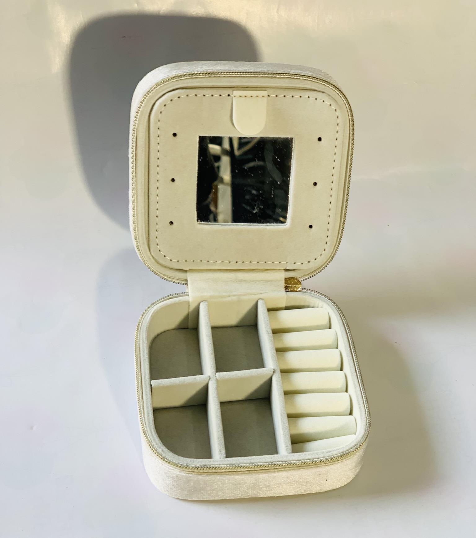 קופסאת תכשיטים לבן