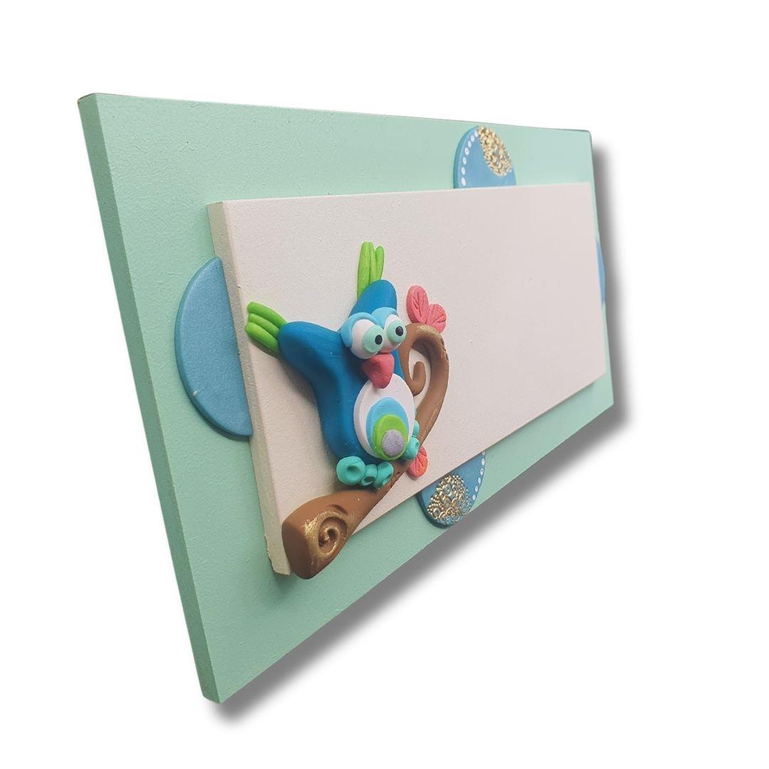 שלט מעוצב לדלת משרד "הקליניקה של..." עם שם אישי באותיות וניל ואיור ינשוף תלת-ממדי.