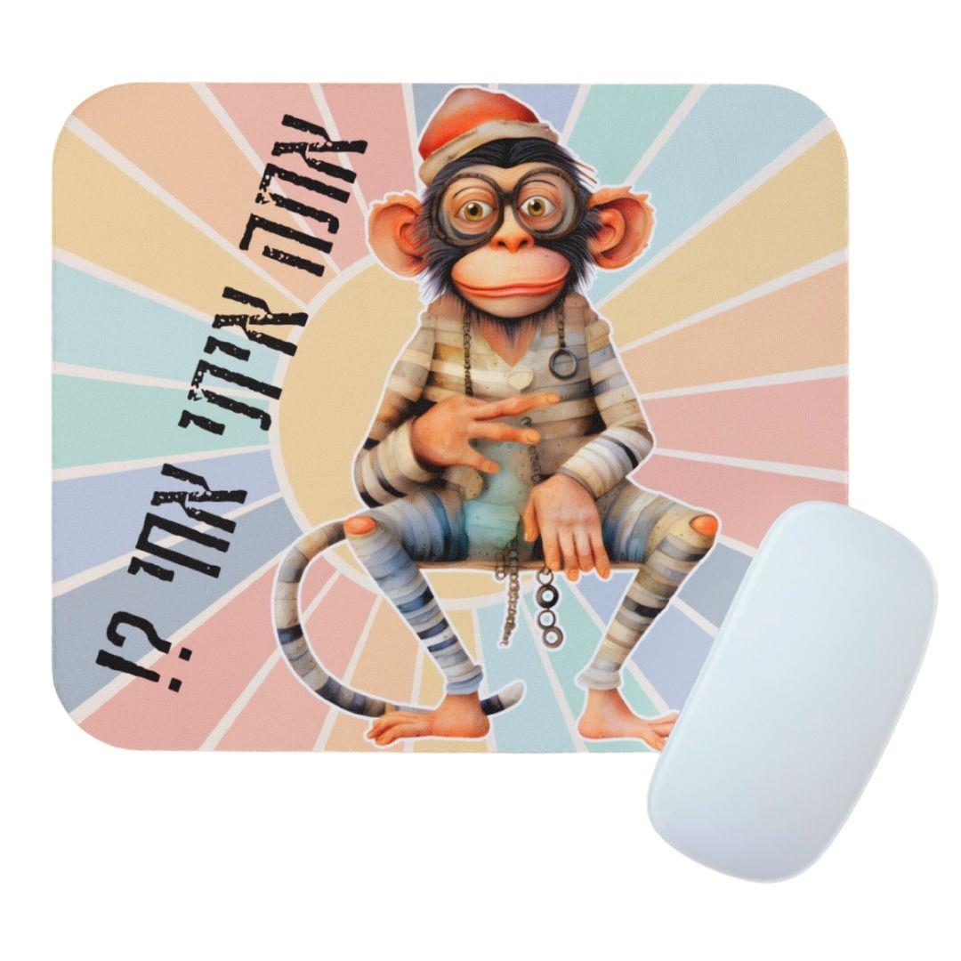 עכבר אלחוטי מונח על פד מאויר עם דמות קוף רטרו, המדגים את הצבעוניות המרהיבה והאווירה השנונה על שולחן העבודה.