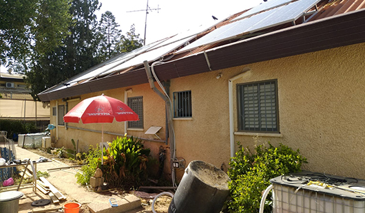 מערכת סולארית עצמאית תלת פאזית  לבית פרטי עם גג דמוי רעפים בערד
